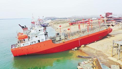 首艘 宜昌造 海船入水